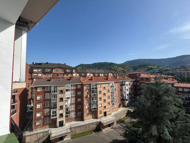 Piso en venta en Bilbao, Iralabarri. Acogedor Piso en Irala, Bilbao Ideal para Tu Nueva Vida. Pisos.