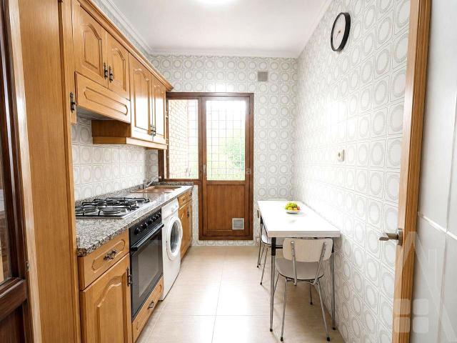 Piso en venta en Bilbao, Otxarkoaga. PISO AMPLIO, EXTERIOR, CON TERRAZA Y CERCA DEL METRO. Pisos.