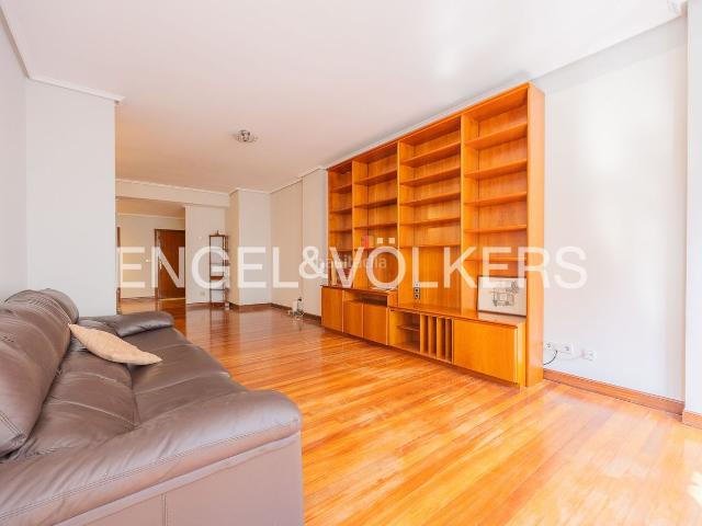 Piso en venta en Bilbao, Plaza Circular. Exclusiva vivienda con garaje y portería 24 horas en Villarías. Pisos.