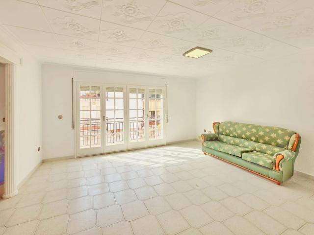 Piso en venta en Blanes, Els Pavos Costa Brava. Acogedor piso listo para entar a vivir, con 3 dormitorios y opción de un 4. Pisos.