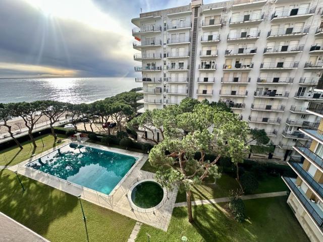 Piso en venta en Blanes, Els Pins Costa Brava. Blanes Acogedor piso en primera línea de mar en el corazón de la Costa Brava. Pisos.