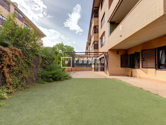 Piso en venta en Boadilla del Monte, Sector S. Espectacular bajo con gran jardín privado en urbanización. Pisos Boadilla del.