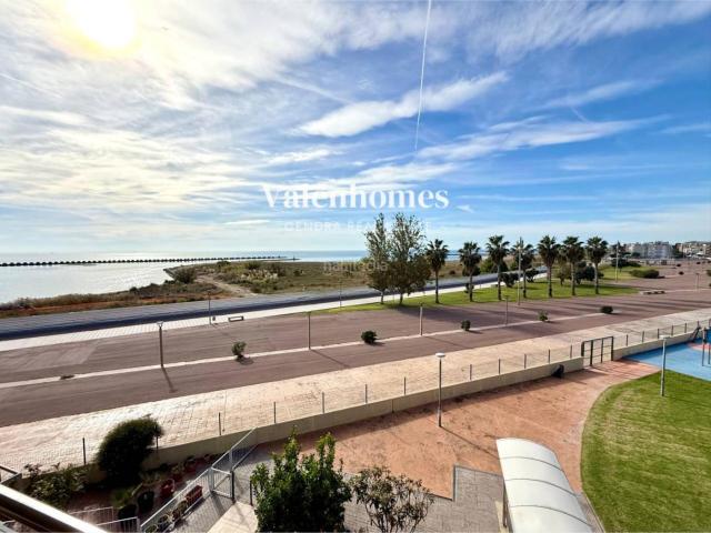 Piso en venta en Cubelles, Les Salines Pla de Sant Pere. Exclusivo piso en primera línea de mar con vistas panorámicas al Mediterráneo. Pisos.
