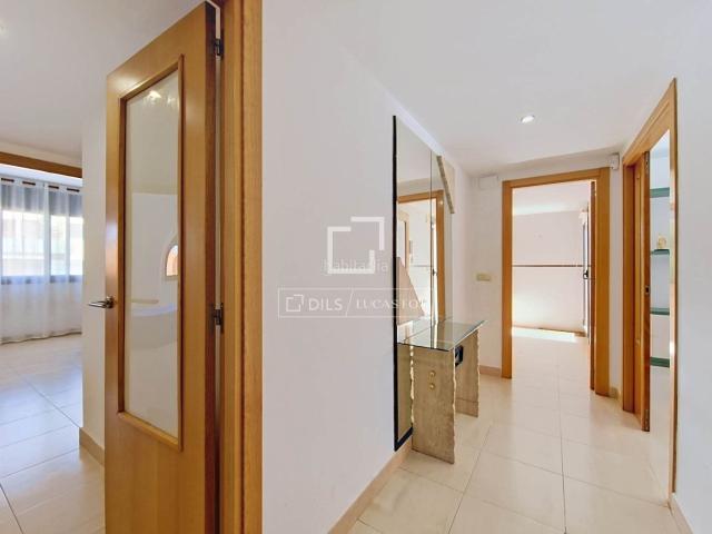 Piso en venta en Cubelles, Les Salines Pla de Sant Pere. Piso de 4 habitaciones con 30m terraza y dos plazas de parking en venta en Cubelles. Pisos.