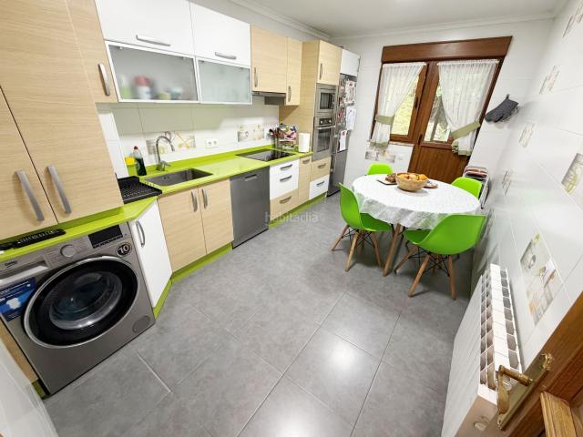 Piso en venta en Cudillero. En el centro de Cudillero! Vivienda totalmente reformada con tres dormitorios, salón, cocina amueblada, dos baños y terraza cerra. Pisos.
