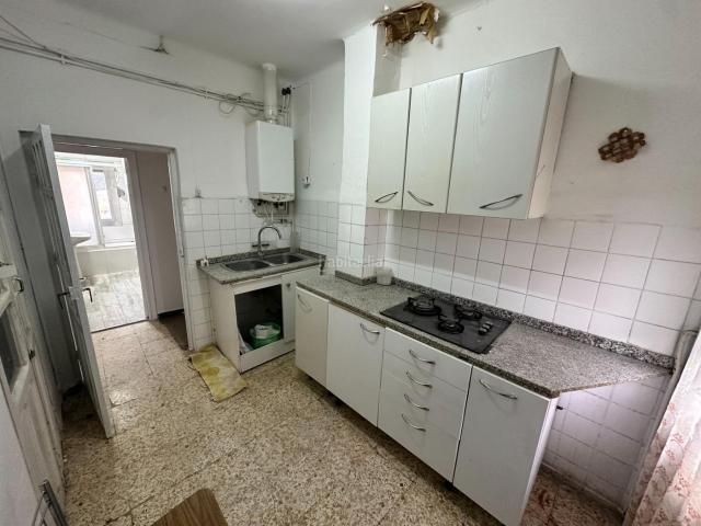 Piso en venta en Cuenca, Centro. Piso de 70 metros útiles, amplio salón exterior, cocina amueblada con despensa, 3 dormitorios uno de ellos con vistas y 1 baño con. Pisos.