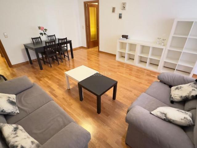 Piso en venta en Cuenca, Centro. PISO EN VENTA EN TODO EL CENTRO DE CUENCA EN LA CALLE COLÓN B1831. Pisos.