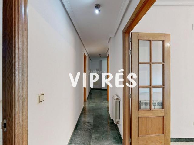 Piso en venta en Cáceres, Centro. Mirad qué vivienda os traigo hoy!Piso en venta junto a la Cruz de los Caídos en Cáceres Amplio y luminoso, ubicado en una de las. Pisos.