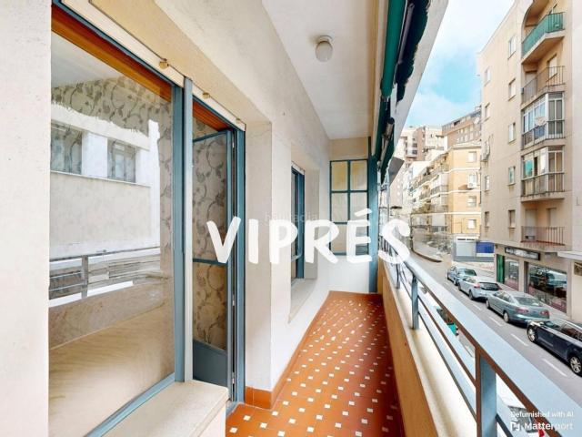 Piso en venta en Cáceres, Centro. Mirad qué vivienda os traigo hoy!Situada en pleno Centro de la ciudad de Cáceres.Vivienda amplia, con CINCO dormitorios, dos cuar. Pisos.