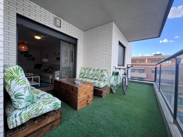 Piso en venta en Cáceres, Centro. Venta de piso de 3 habitaciones en Huerta del conde con piscina y pista de pádel. Pisos.