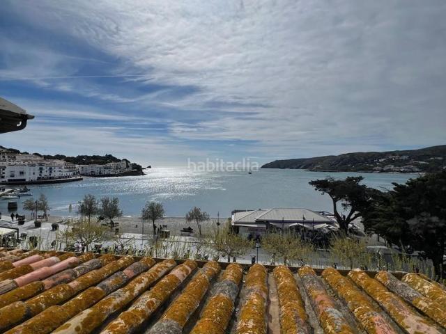 Piso en venta en Cadaqués Costa Brava. Apartamento dúplex con vistas al mar en el corazón del puebloApartamento dúplex situado en la plaza central del pueblo, en una ubi. Pisos.