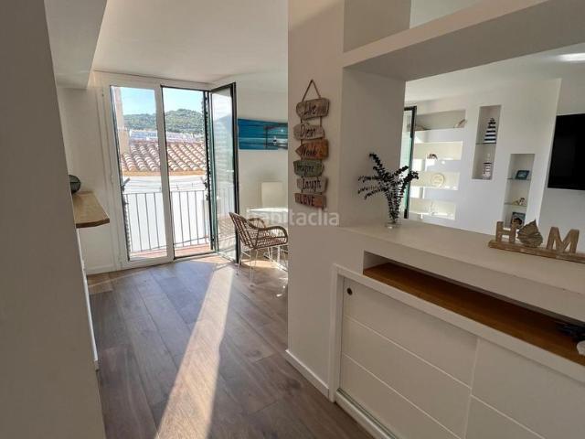 Piso en venta en Cadaqués Costa Brava. Dúplex totalmente reformado en venta Descubre este fantástico dúplex de aproximadamente 82 m, completamente renovado con un diseño. Pisos.