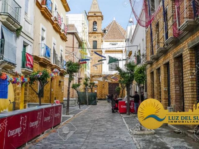 Piso en venta en Cádiz, Centro Histórico. Vive el centro de la ciudad luminoso piso con balcones y mucha vida alrededor. Pisos.