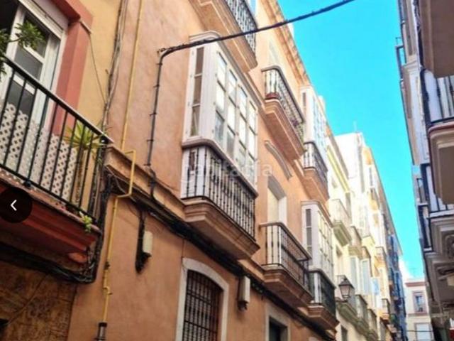 Piso en venta en Cádiz, La Caleta La Viña. Venta de Piso en Calle Fernandez Shaw Nº 7 y 9 Cádiz Cádiz. Pisos.