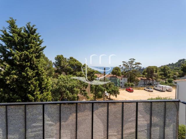 Piso en venta en Calella de Palafrugell Costa Brava. Apartamento acogedor con terraza y vista al mar. Pisos Calella de.