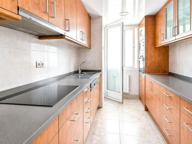 Piso en venta en calle Mare Deu de Bellvitge, Hospitalet de Llobregat, L´, de 73 m² 3 habitaciones por 215.000