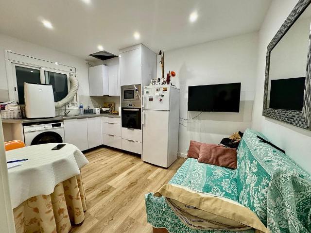 Piso en venta en calle Mare de Deu de Port, Barcelona, de 27 m² 1 habitación por 129.000