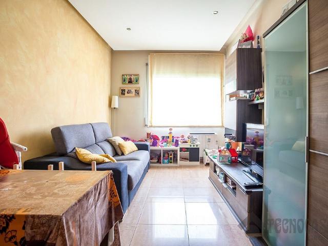 Piso en venta en calle Meridiana, Barcelona, de 63 m² 3 habitaciones por 285.000