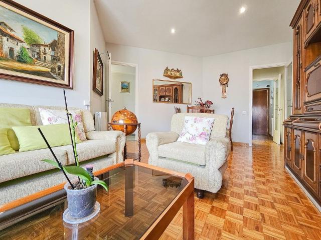 Piso en venta en calle Meridiana, Barcelona, de 80 m² 4 habitaciones por 440.000
