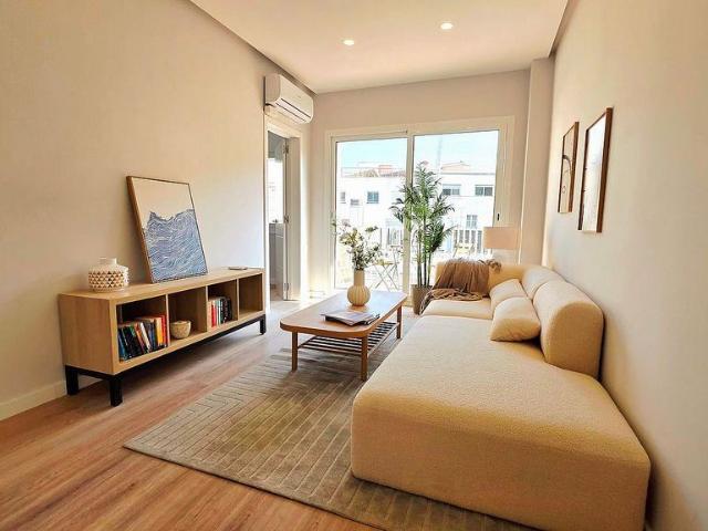 Piso en venta en calle Nou de la Rambla, Barcelona, de 69 m² 3 habitaciones por 375.000