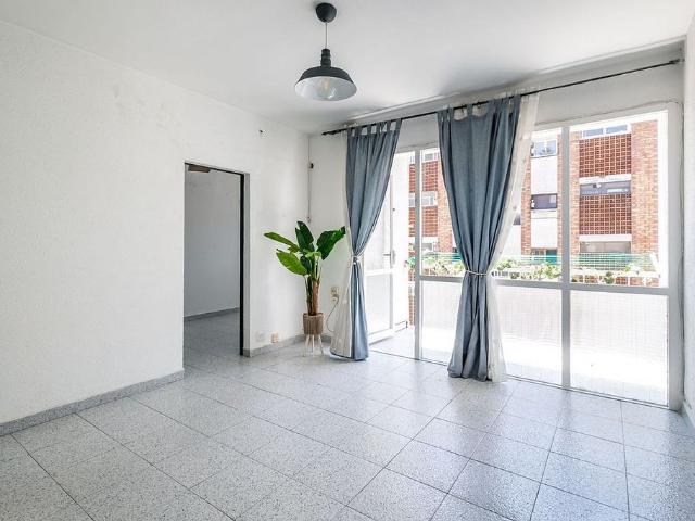 Piso en venta en calle Olot, Sant Vicenç dels Horts, de 65 m² 3 habitaciones por 190.000