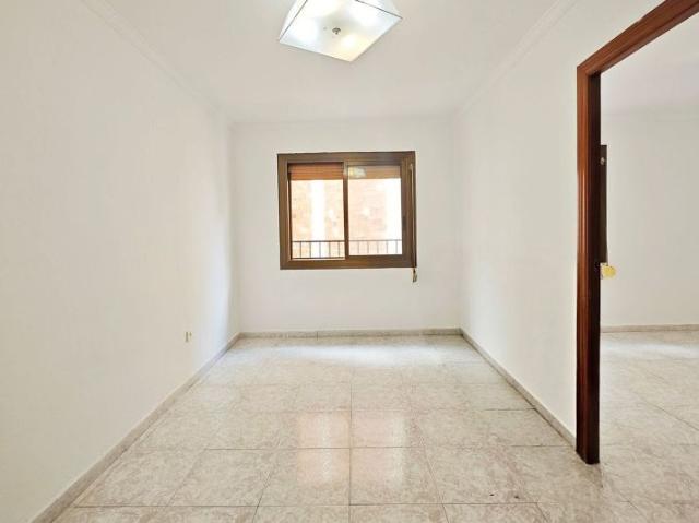 Piso en venta en calle Orrius, Hospitalet de Llobregat, L´, de 54 m² 3 habitaciones por 215.000