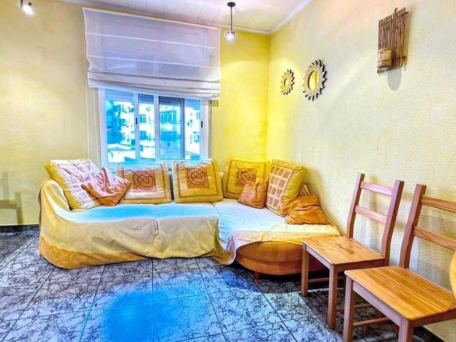 Piso en venta en calle Ausias March, Badalona, de 60 m² 3 habitaciones por 162.000