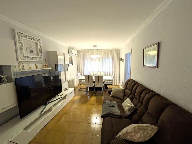 Piso en venta en calle Aguileres, Santa Coloma de Gramanet, de 66 m² 3 habitaciones por 195.000