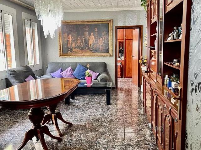 Piso en venta en calle Alts Forns, Barcelona, de 71 m² 3 habitaciones por 240.000