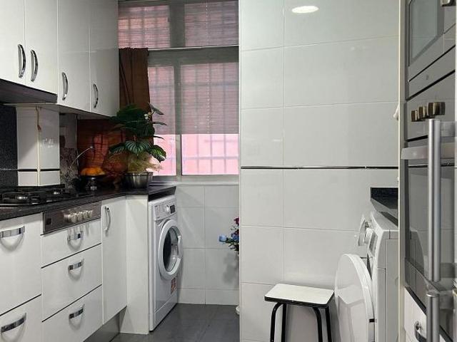 Piso en venta en calle Alts Forns, Barcelona, de 73 m² 3 habitaciones por 240.000