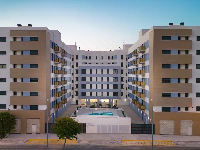 Piso en venta en Calle Amperio – Urbanización cerrada con piscina y garaje