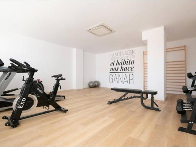 Piso en venta en Calle Amperio – Urbanización cerrada con piscina y garaje
