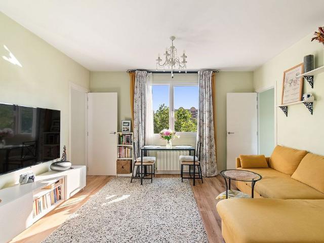 Piso en venta en calle Andrade, Barcelona, de 75 m² 3 habitaciones por 395.000