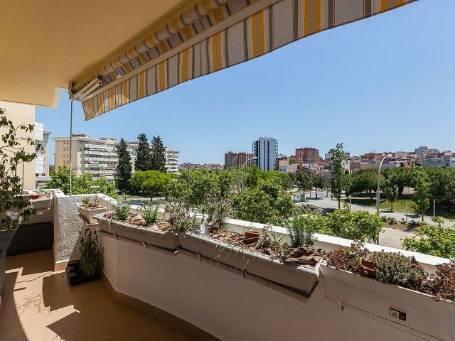 Piso en venta en calle Apenins, Badalona, de 106 m² 4 habitaciones por 410.000