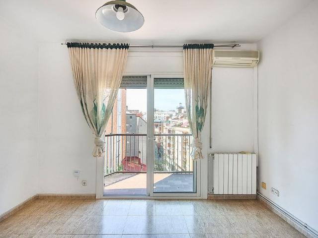 Piso en venta en calle Arizala, Barcelona, de 60 m² 3 habitaciones por 380.000
