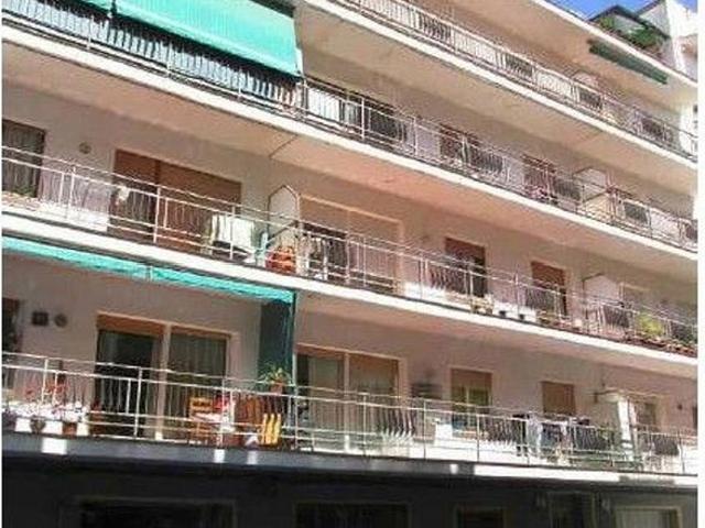 Piso en venta en calle Barcelona, Pineda de Mar, de 99 m² 4 habitaciones por 126.000