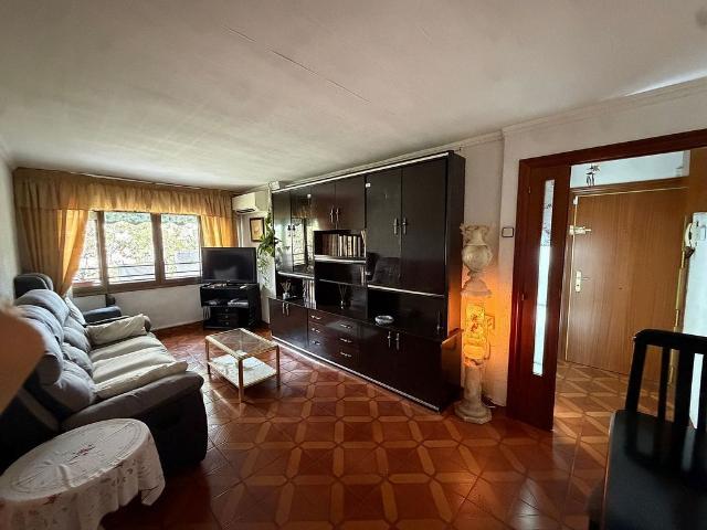 Piso en venta en calle Ca N'oliva, Barcelona, de 60 m² 3 habitaciones por 235.000