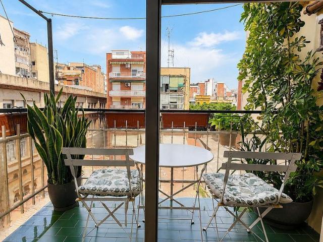 Piso en venta en calle Camp del Arpa, Barcelona, de 78 m² 3 habitaciones por 380.000