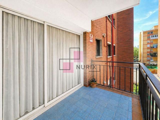 Piso en venta en calle Cantabria, Barcelona, de 81 m² 3 habitaciones por 350.000