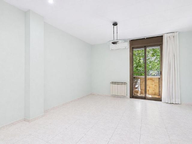 Piso en venta en calle Cantabria, Barcelona, de 95 m² 3 habitaciones por 400.000