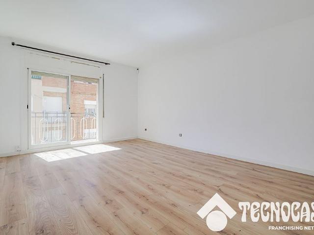 Piso en venta en calle Canyameres, Barcelona, de 91 m² 4 habitaciones por 299.000