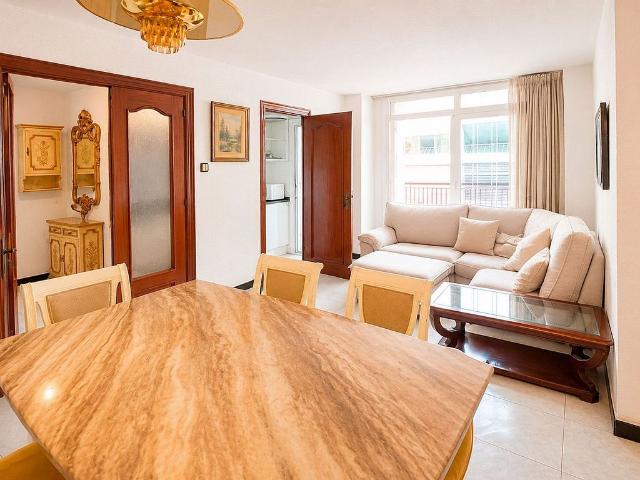 Piso en venta en calle Castellvell de, Hospitalet de Llobregat, L´, de 69 m² 3 habitaciones por 289.000