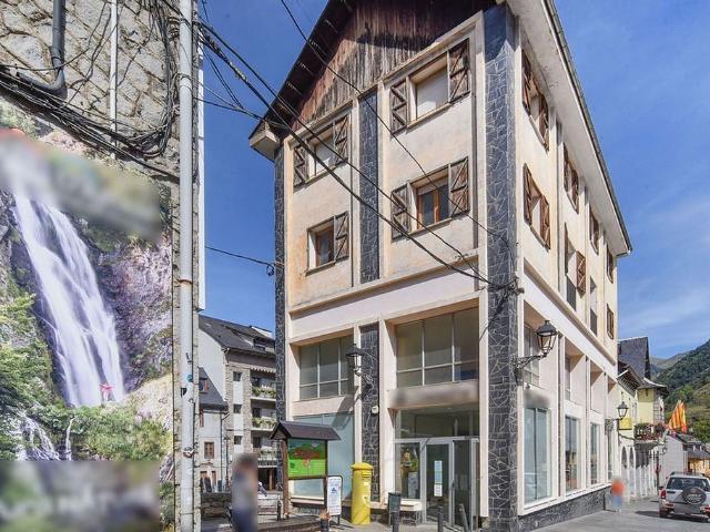 Piso en venta en calle Carrèr Sarriulèra, Vielha e Mijaran, de 235 m² 3 habitaciones por 298.000