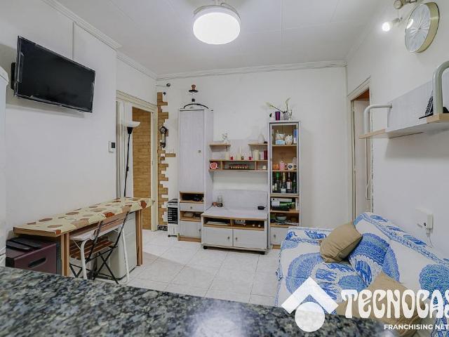 Piso en venta en calle Cerdanya, Prat de Llobregat, El, de 35 m² 2 habitaciones por 153.000