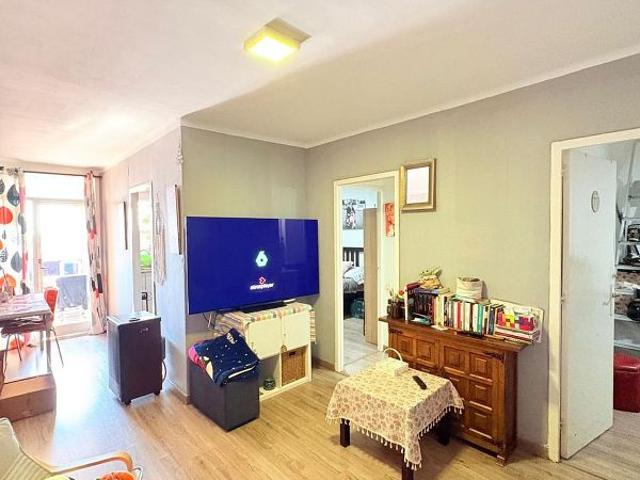 Piso en venta en calle Circumvallacio, Badalona, de 61 m² 3 habitaciones por 135.000