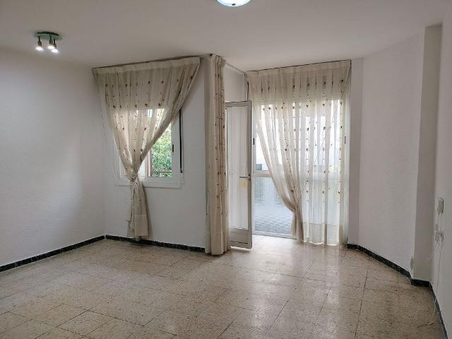 Piso en venta en calle CL Sant Carles, Santa Coloma de Gramanet, de 60 m² 2 habitaciones por 209.000