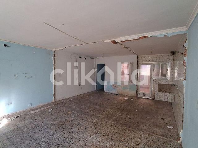 Piso en venta en calle D'urà, Badalona, de 85 m² 2 habitaciones por 120.000