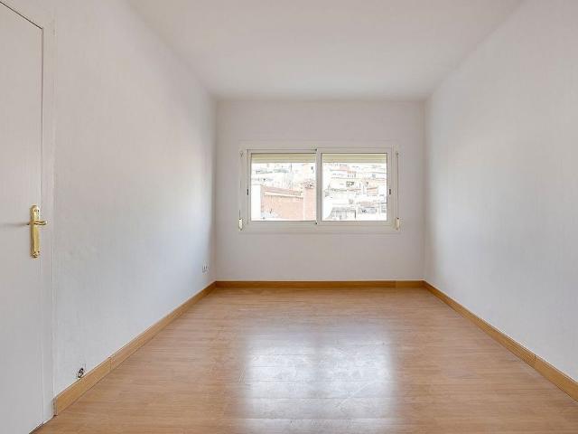 Piso en venta en calle D' Amadeu Vives, Hospitalet de Llobregat, L´, de 49 m² 2 habitaciones por 189.000