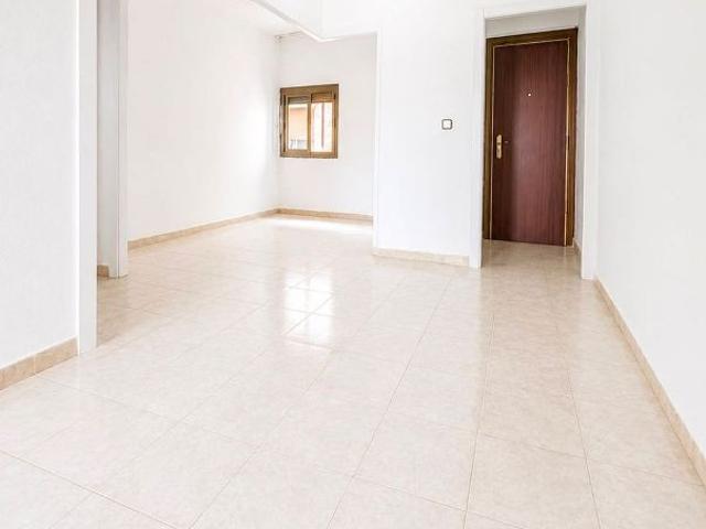 Piso en venta en calle D' Amadeu Vives, Hospitalet de Llobregat, L´, de 56 m² 3 habitaciones por 146.000