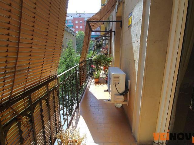 Piso en venta en calle Daoiz i Velarde, Barcelona, de 54 m² 3 habitaciones por 285.000